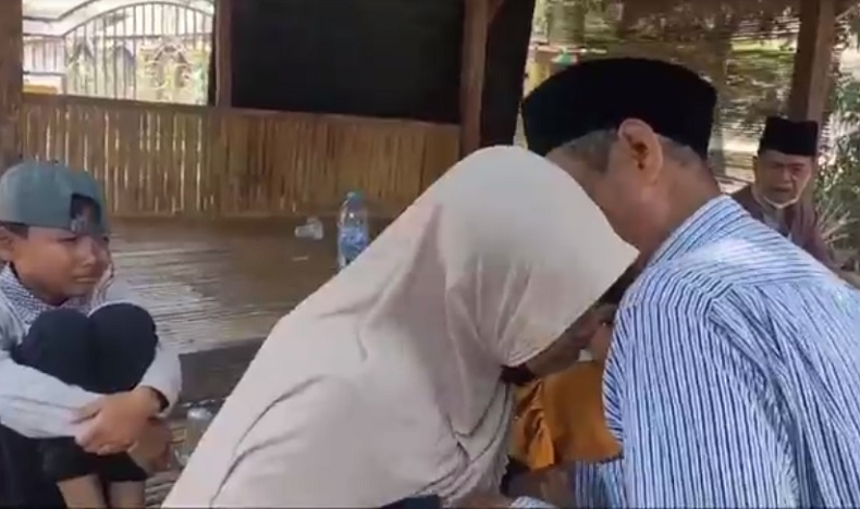 Tangis Haru Warnai Pertemuan Ayah dan Anak di Bangkalan yang Terpisah 35 Tahun