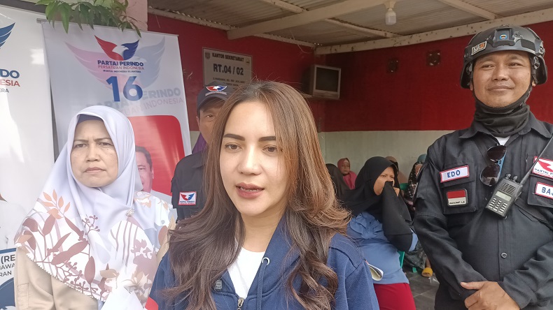 Bacaleg Rere Tati Sri Hardina Blusukan di Rangkapan Jaya, Sosialisasi KTA Berasuransi hingga Bagikan Kursi