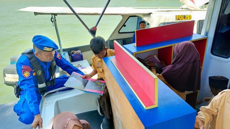  Keren, 2 Kapal Polisi Disulap Jadi Perpustakaan Terapung di Pelabuhan Kendal