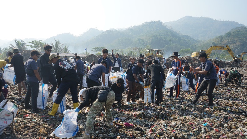 Pandawara Group dan TNI-Polri Gotong Royong Bersihkan Pantai Cibutun Sukabumi
