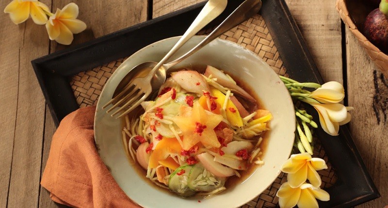 10 Rujak Asli Indonesia Punya Rasa Unik, Ada yang Terbuat dari Batok Kelapa