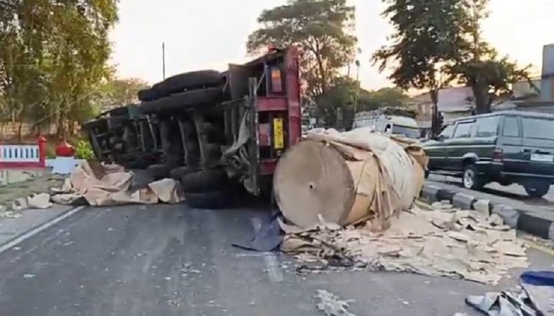 Kecelakaan di Pasuruan, Tronton Muatan Kertas Tabrak Truk Boks hingga Terguling, 3 Orang Luka