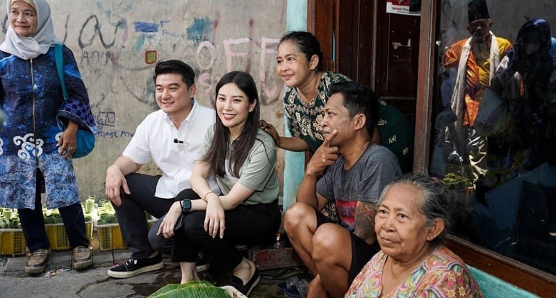 Potret Keseruan Angela Tanoesoedibjo dan Chef Arnold Kunjungi Kampung Lontong di Surabaya 