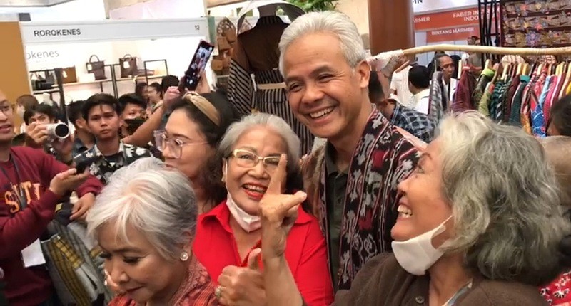 Momen Lucu Ganjar Pranowo Berfoto dengan 3 Perempuan Berambut Putih di Pameran Inacraft