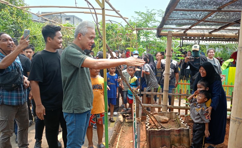 Ganjar Pranowo Kunjungi Perkebunan Tengah Kota di Jakbar: Pemanfaatan Lahan Kosong Ini Menarik