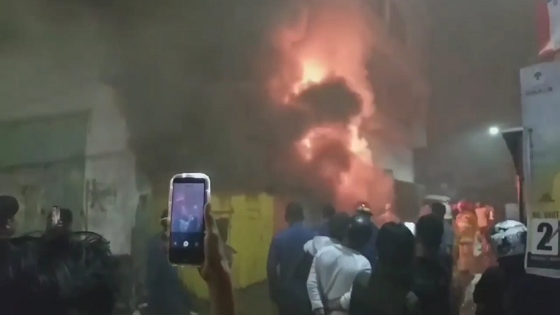 Gudang Ban Bekas di Bontoala Makassar Ludes Terbakar, Warga Panik