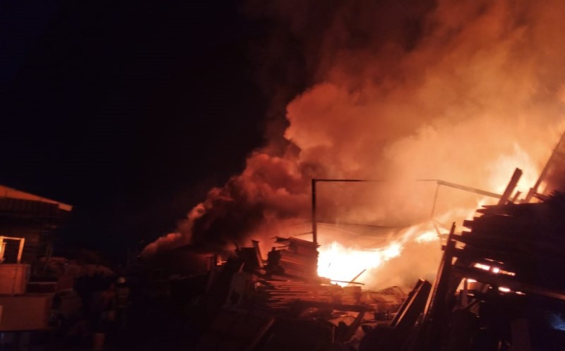 Kebakaran Lapak Barang Bekas di Cakung, Puluhan Orang Terdampak