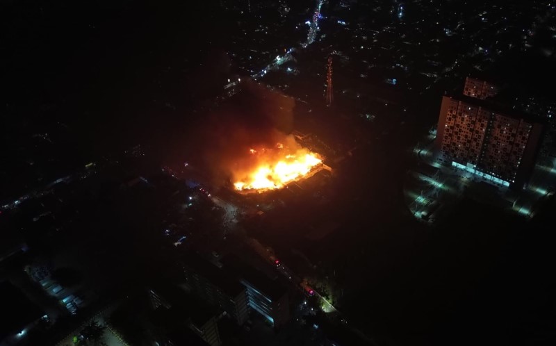 12 Jam Berkobar, Kebakaran Lapak Barang Bekas Cakung akibat Pembakaran Sampah