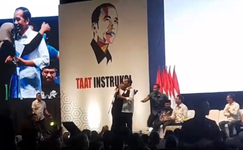 Momen Presiden Jokowi Main Tebak-tebakan dengan Relawan di Bogor, Hadiahnya Sepeda