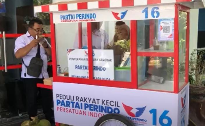 Hary Tanoe Bagikan Gerobak Perindo ke Pelaku UMKM di Gorontalo