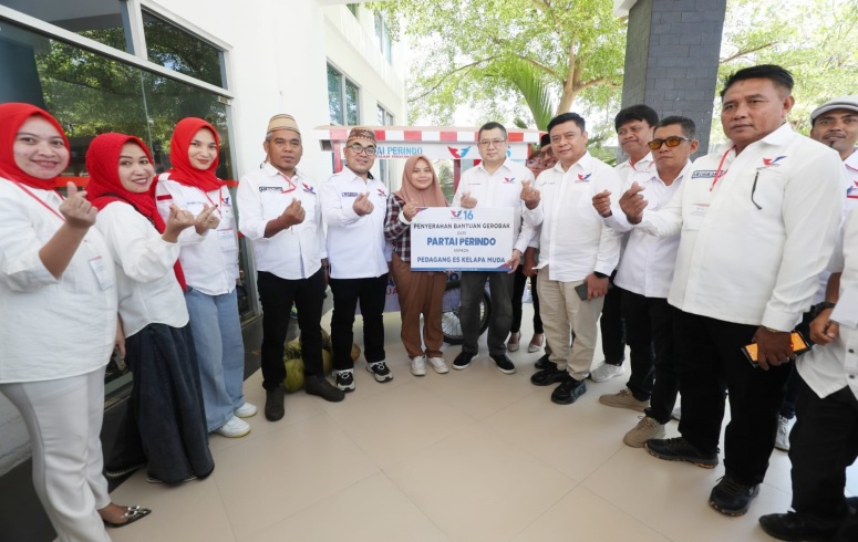 Dorong Pendapatan Pedagang, HT Serahkan Bantuan Gerobak Perindo