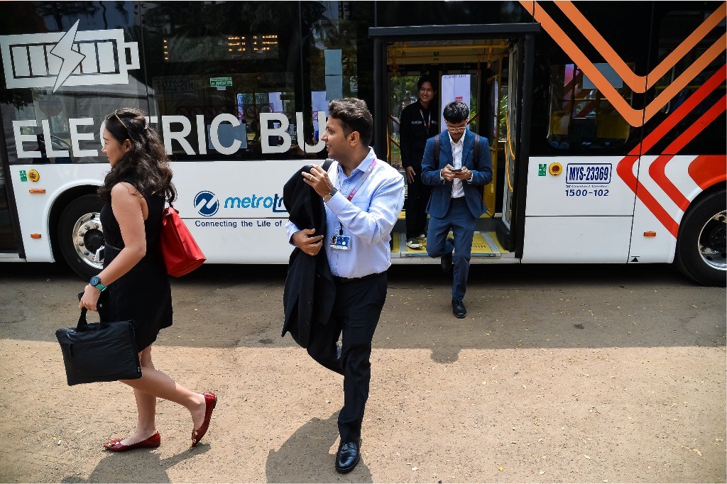 Dukung Elektrifikasi, Shuttle Bus KTT AIS Forum 2023 Pakai Bus Listrik Gratis