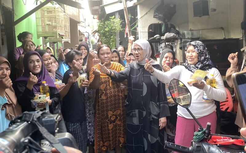 Bacaleg Partai Perindo Alva Ruslina Datangi Gang 50 Pejaten Barat, Dengarkan Curhatan Emak-Emak