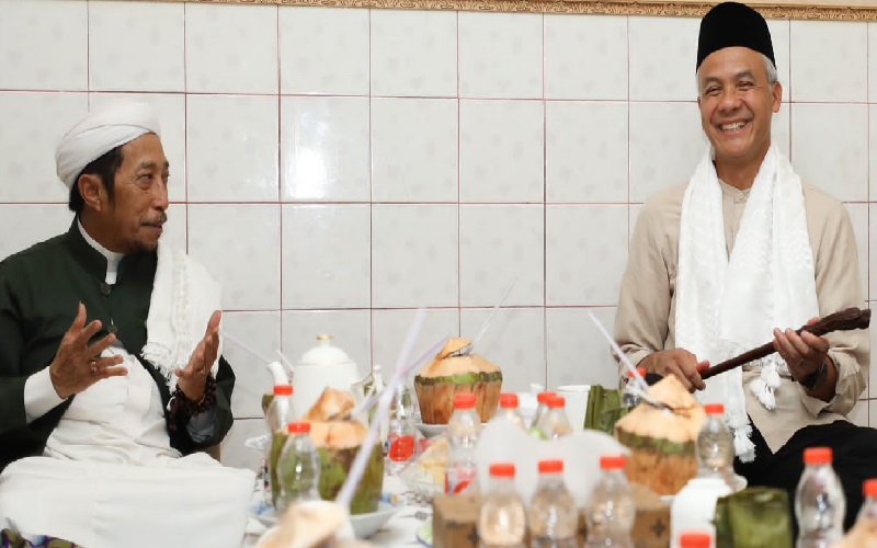 Pimpinan Ponpes Gedongan Cirebon Beri Tongkat Kayu dan Tasbih Langka ke Ganjar Pranowo
