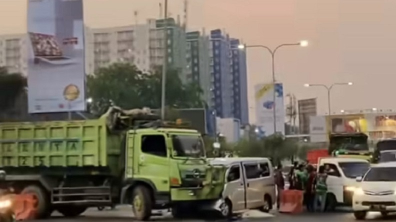 Kecelakaan di Bekasi, Minibus Ringsek Tabrak Truk 3 Luka