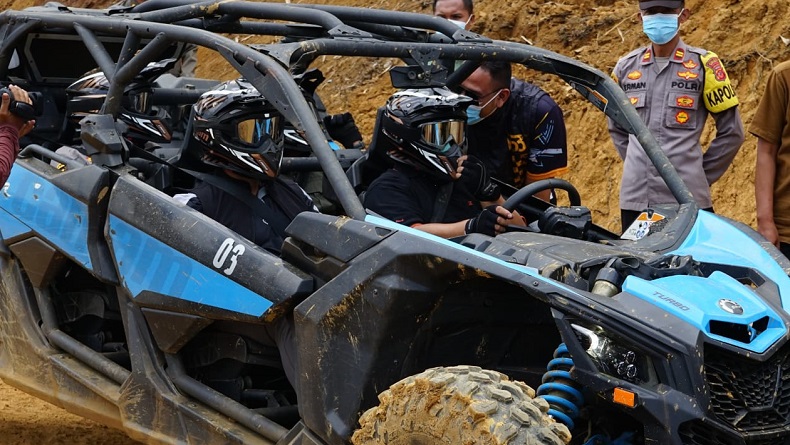 Jajal Trek Offroad Kertajaya, Mobil Dikendarai Bupati Sukabumi Terguling