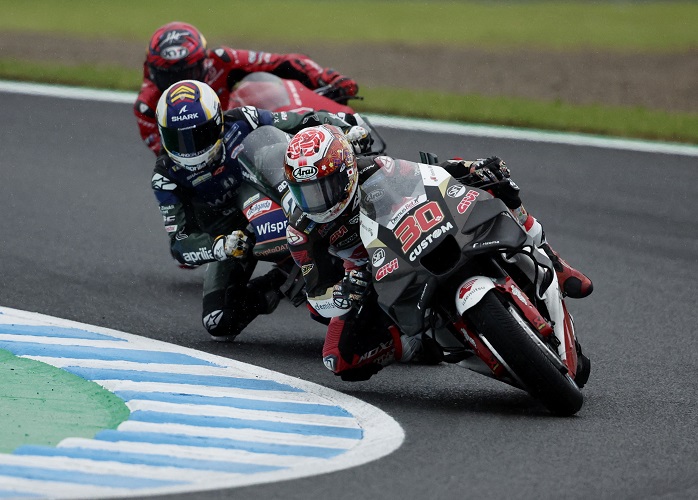 Unik! Pembalap MotoGP Ini Asyik Nonton Drag Race Lokal di Denpasar