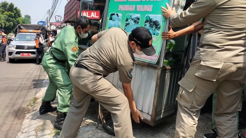 Satpol PP Tertibkan Puluhan PKL yang Berjualan di Area Pedestrian Kota Bogor