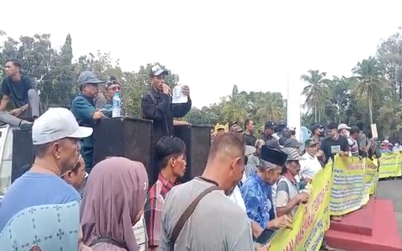Warga Desa Gunung Raja Geruduk Kantor Bupati Tanah Laut, Tuntut Kades Dicopot