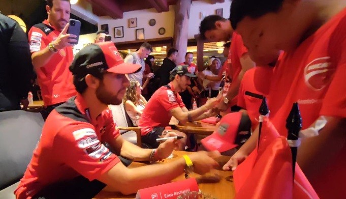 Sapa Penggemar di Indonesia, Pembalap Ducati Pecco dan Enea Beri Hadiah Tanda Tangan