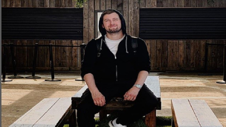 Lirik Lagu Different World dan Terjemahan, Gambaran Kondisi Dunia Saat Ini