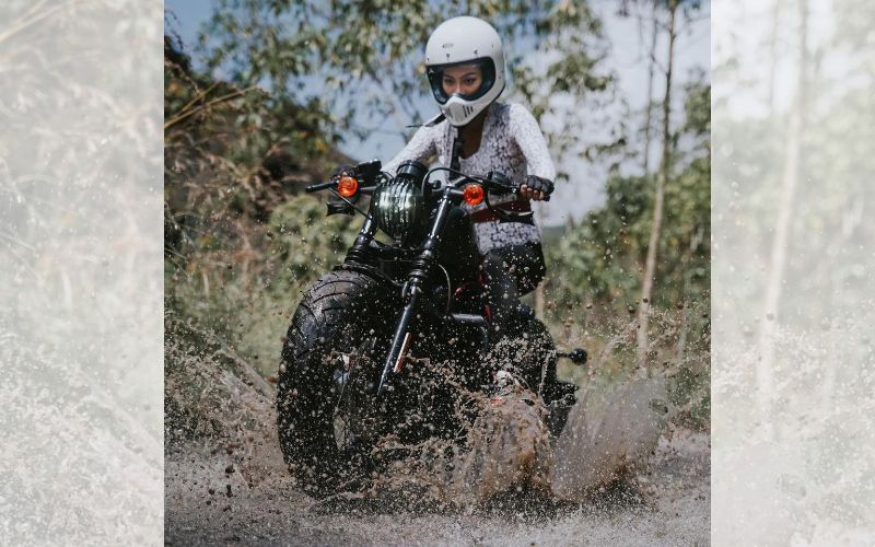 Profil dan Biodata Erika Carlina, Model Cirebon yang Hobi Motoran