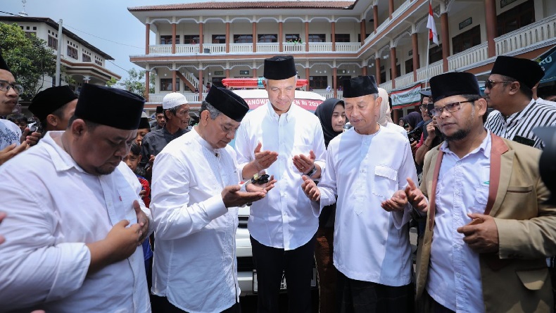 Ganjar Pranowo Kunjungi Ponpes Cipasung Tasikmalaya, Didoakan Jadi Presiden 2024
