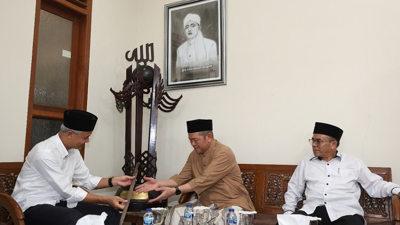 Momen Ganjar Pranowo Pegang Pedang Kiai Zainal Musthafa Tasikmalaya yang Melegenda