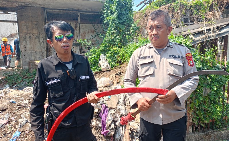 Kebakaran Hanguskan Rumah Kosong di Gambir, Petugas Malah Temukan Sajam Diduga untuk Tawuran