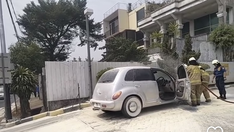 Hendak Isi Bensin, Mobil Chrysler Terbakar di SPBU Pesanggrahan Jaksel