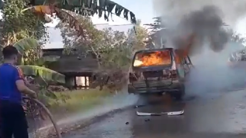 Pengemudi Asyik Merokok, Mobil Kijang Angkut Bensin di Wajo Ludes Terbakar