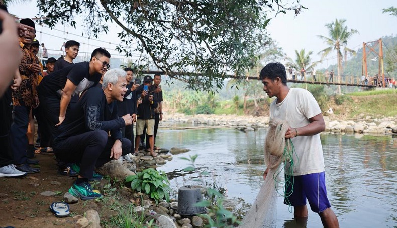 Blusukan ke Pelosok Tasikmalaya, Ganjar Panen Ikan Bersama Warga