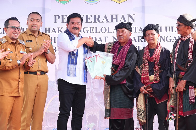 Tuntaskan Janji, Menteri ATR/BPN Serahkan Sertifikat HPL Tanah Ulayat di Sumbar