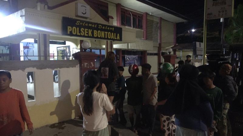 Belasan Warga Geruduk Polsek Bontoala Makassar, Ada Apa?
