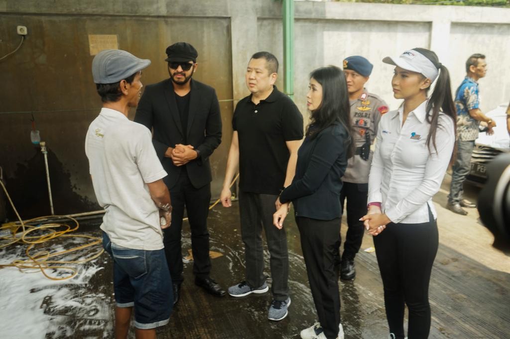 Hary Tanoesoedibjo Sambangi Deden Buruh Cuci Steam Mobil, Berikan Uang Kaget Lagi