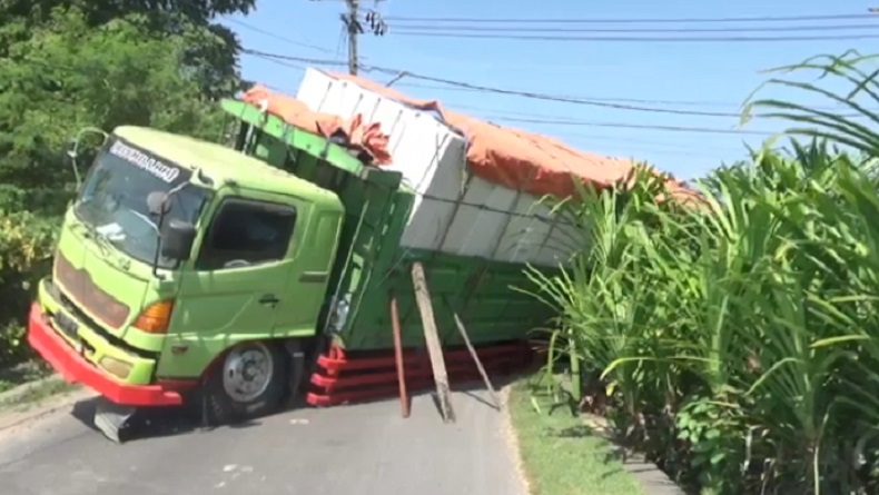 Apes Ikuti Rute Google Maps, Truk Tronton Terperosok ke Parit di Gianyar Bali