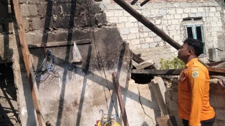 Atap Rumah di Megamendung Bogor Ambruk akibat Angin Kencang 