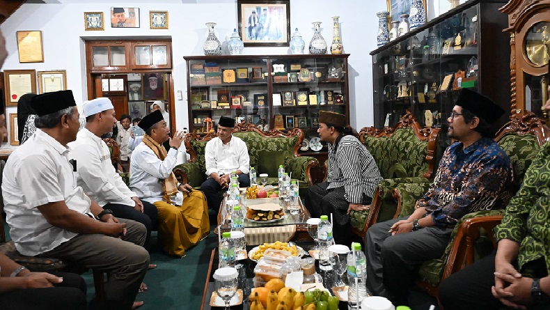 Ganjar Ziarah ke Makam Ulama Sufi Kharismatik Abah Sepuh dan Abah Anom Suryalaya Tasikmalaya