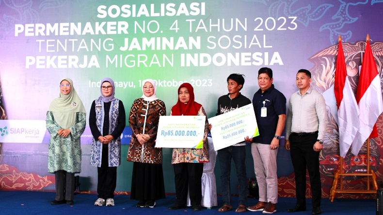 Menaker Serahkan Santunan BPJS Ketenagakerjaan kepada Ahli Waris PMI di Indramayu