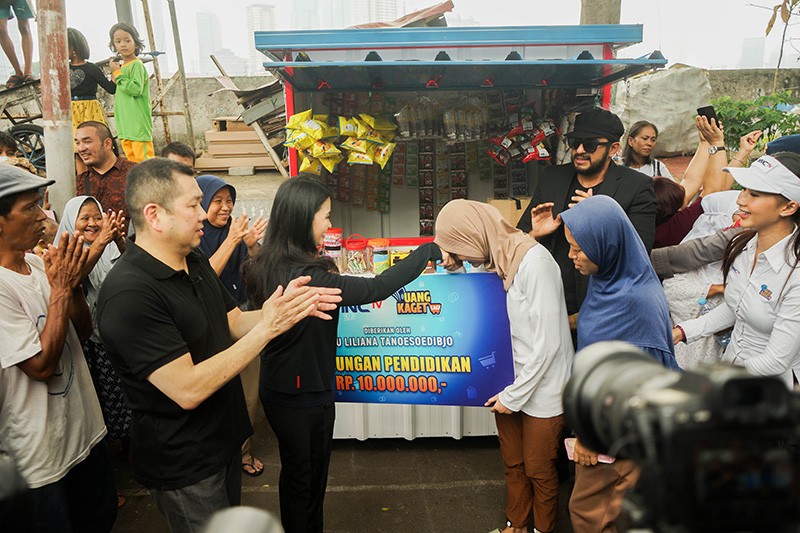 Hary Tanoesoedibjo dan Liliana Tanoesoedibjo Hadiahi Warung hingga Beasiswa untuk Keluarga Buruh 