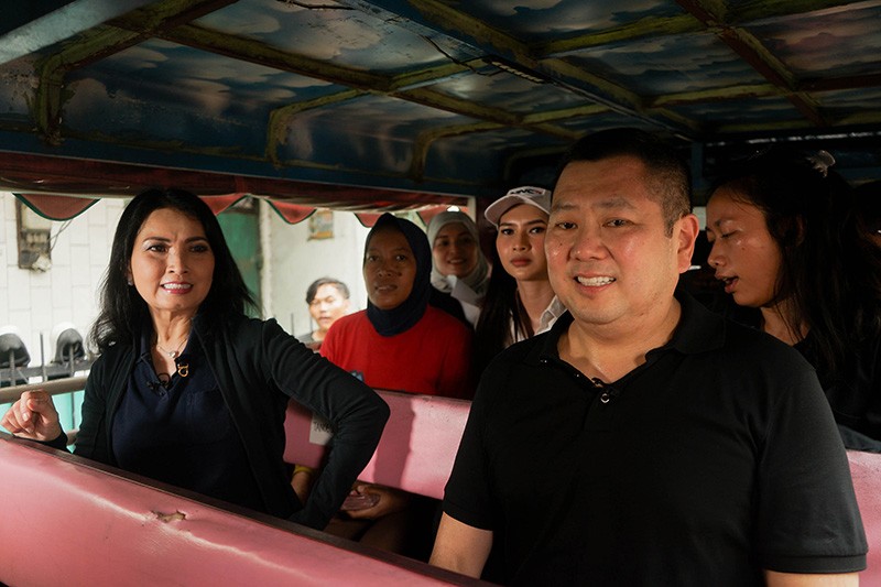 Blusukan Bersama Tim Uang Kaget Lagi, Hary Tanoesoedibjo dan Liliana Kompak Pakai Outfit Warna Senada