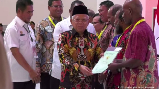 Wapres Serahkan 102 Sertifikat Tanah Gratis untuk Masyarakat Papua  