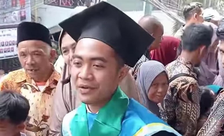 Viral Wisudawan Diantar Rombongan Sekampung, Ternyata Perdana Raih Sarjana di Keluarga