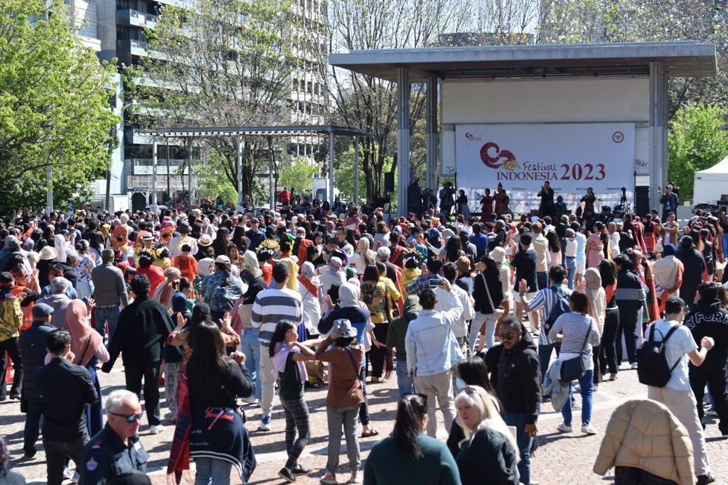 Tari Tortor Sukses Bikin 1.000 Orang Bergoyang di Outdoor Festival Indonesia Melbourne