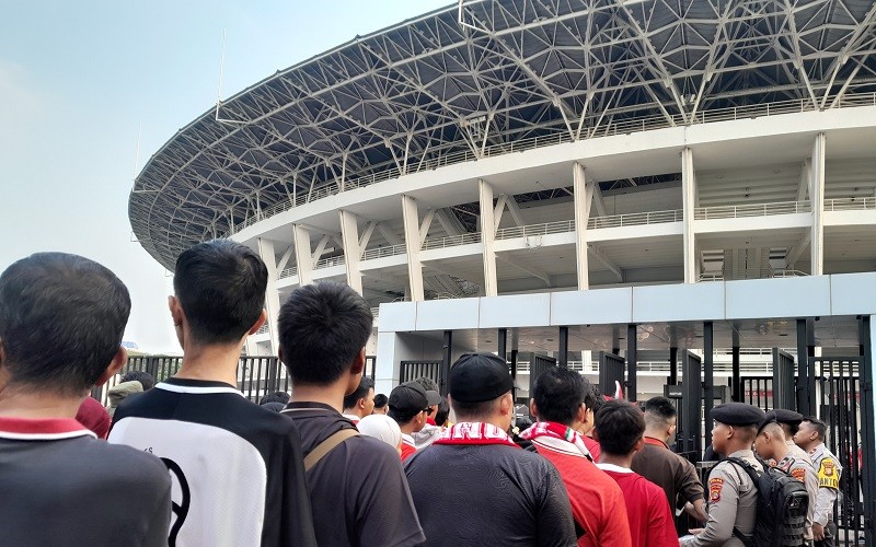 Polisi Larang Suporter Timnas Bawa Flare saat Lawan Irak, Bakal Tindak yang Membandel