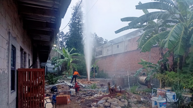 Air Bercampur Gas Menyembur di Permukiman Warga Sukaraja Bogor, Begini Penampakannya