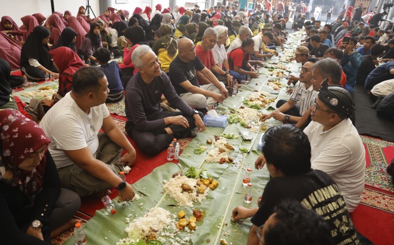 Momen Ganjar Pranowo Liwetan dengan Warga Desa Sukamantri Bogor, Penuh Keakraban