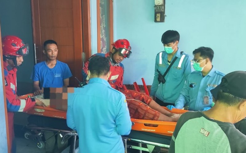 Petugas Damkar Turun Tangan Evakuasi Warga Pengidap Obesitas di Tanjung Priok