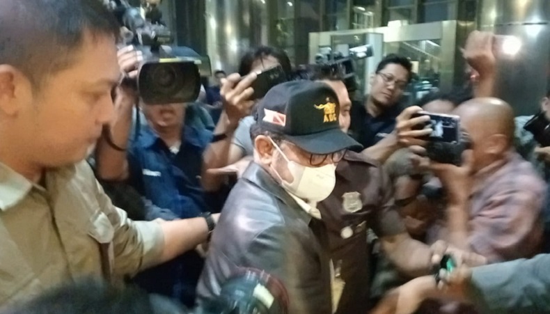 Syahrul Yasin Limpo Tiba di KPK Berjaket dan Topi Hitam, Tangan Diborgol
