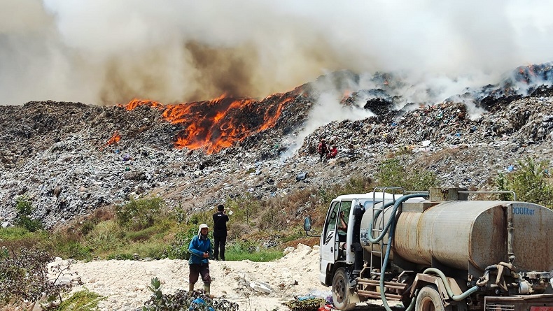 TPA Suwung Denpasar Terbakar, 10 Mobil Damkar Dikerahkan